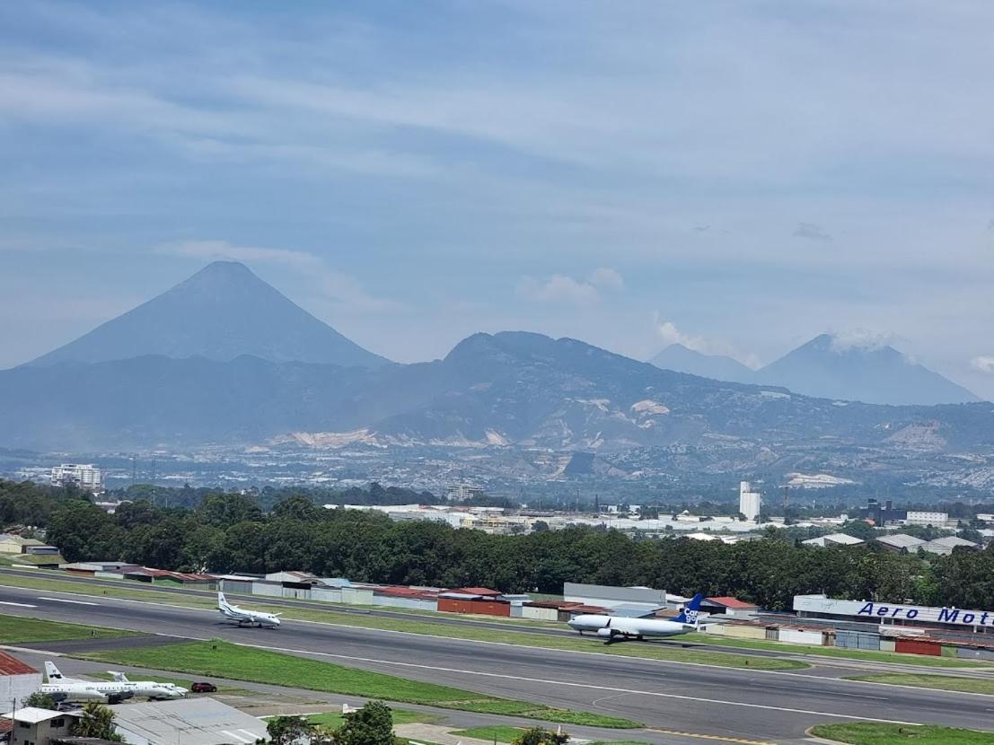 Amazing Aircrafts Views In Front Of Airport Lägenhet Guatemala City Exteriör bild