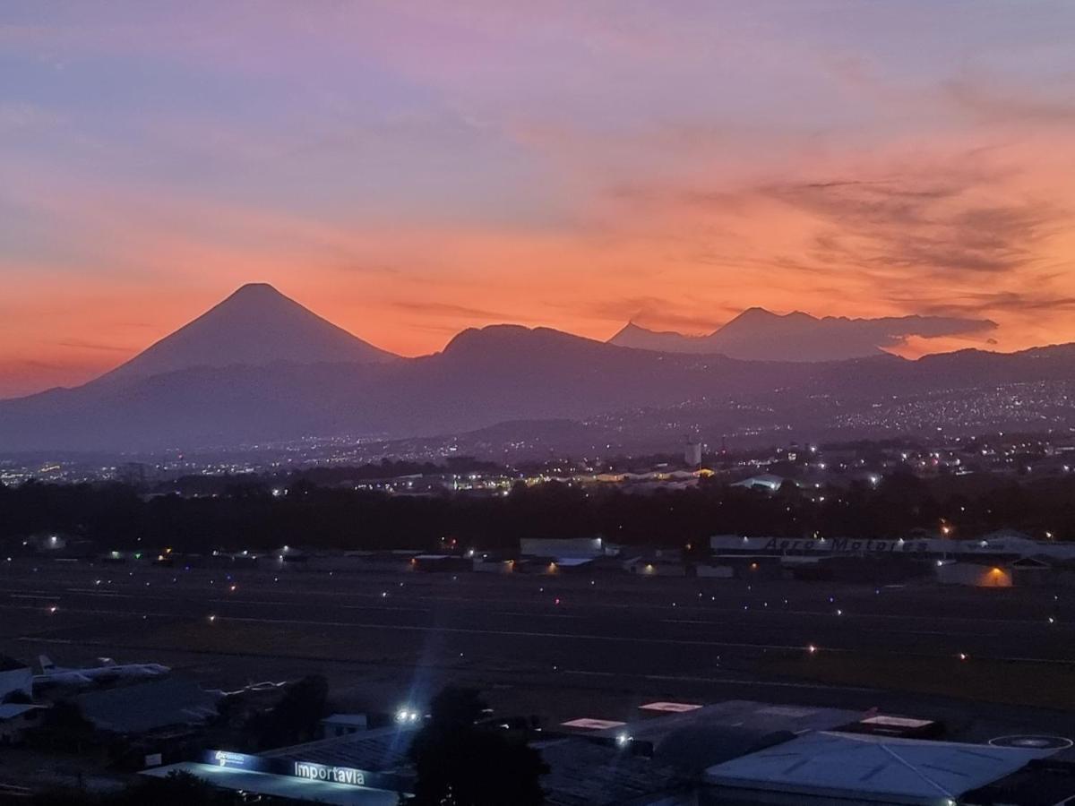 Amazing Aircrafts Views In Front Of Airport Lägenhet Guatemala City Exteriör bild
