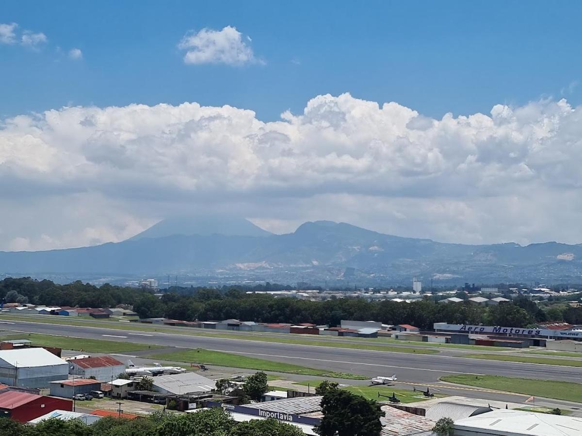 Amazing Aircrafts Views In Front Of Airport Lägenhet Guatemala City Exteriör bild