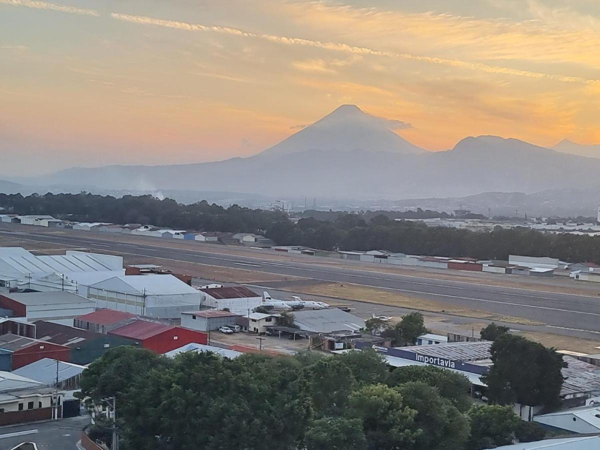 Amazing Aircrafts Views In Front Of Airport Lägenhet Guatemala City Exteriör bild