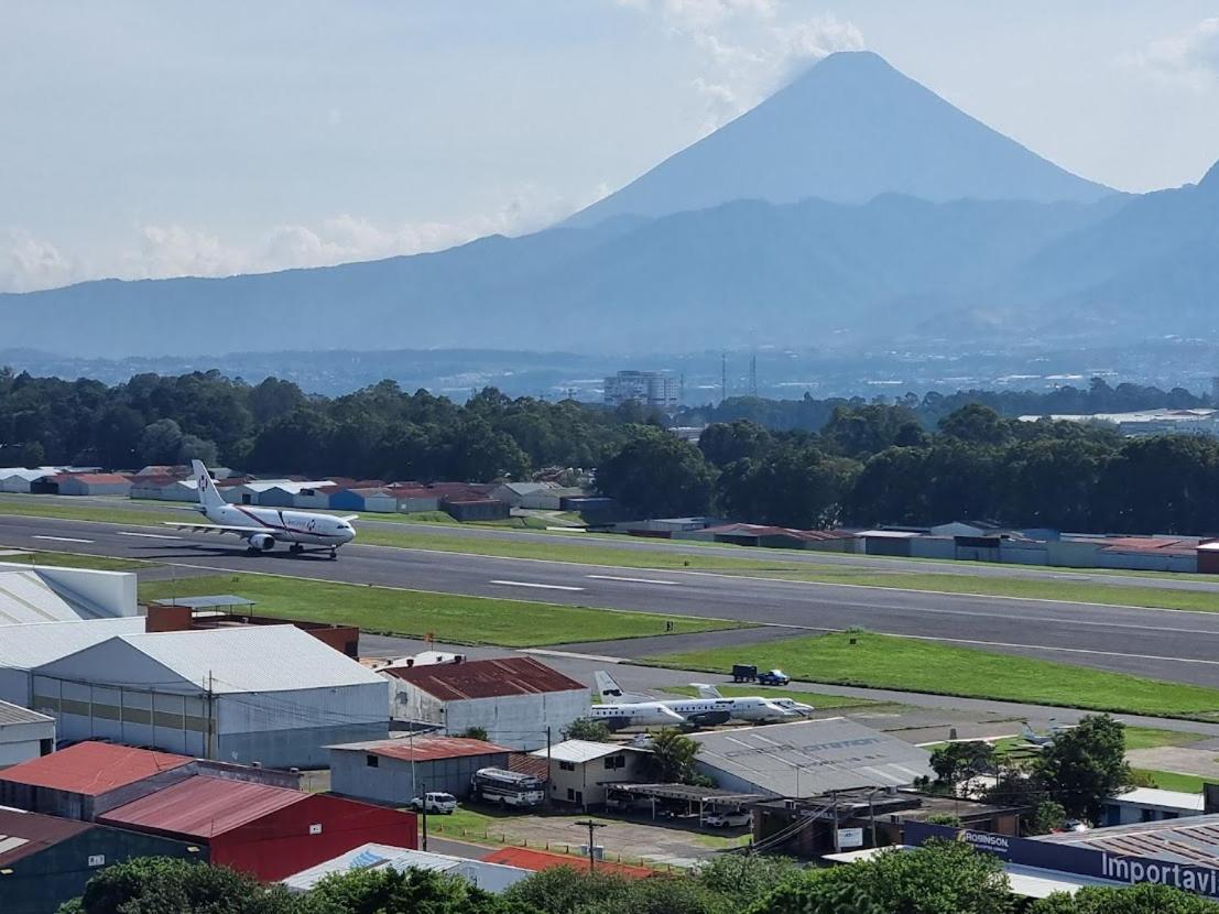 Amazing Aircrafts Views In Front Of Airport Lägenhet Guatemala City Exteriör bild
