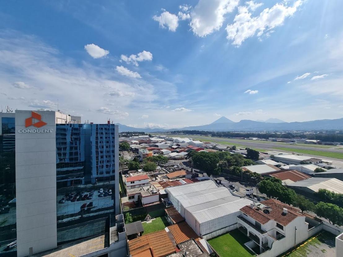 Amazing Aircrafts Views In Front Of Airport Lägenhet Guatemala City Exteriör bild