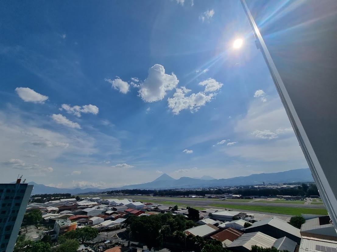 Amazing Aircrafts Views In Front Of Airport Lägenhet Guatemala City Exteriör bild