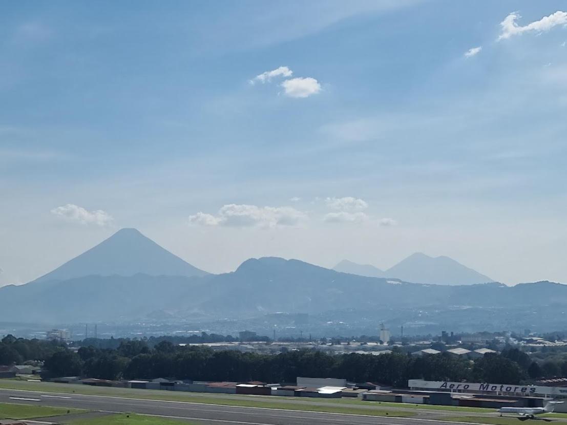 Amazing Aircrafts Views In Front Of Airport Lägenhet Guatemala City Exteriör bild