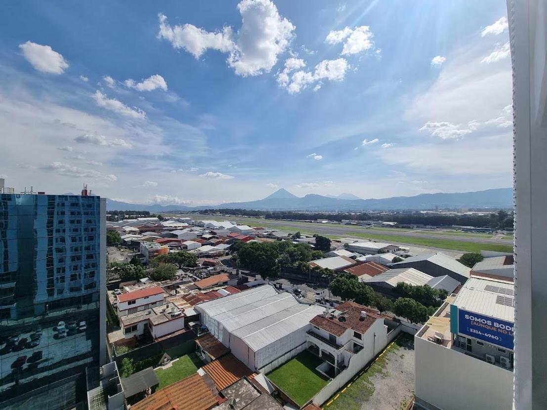Amazing Aircrafts Views In Front Of Airport Lägenhet Guatemala City Exteriör bild