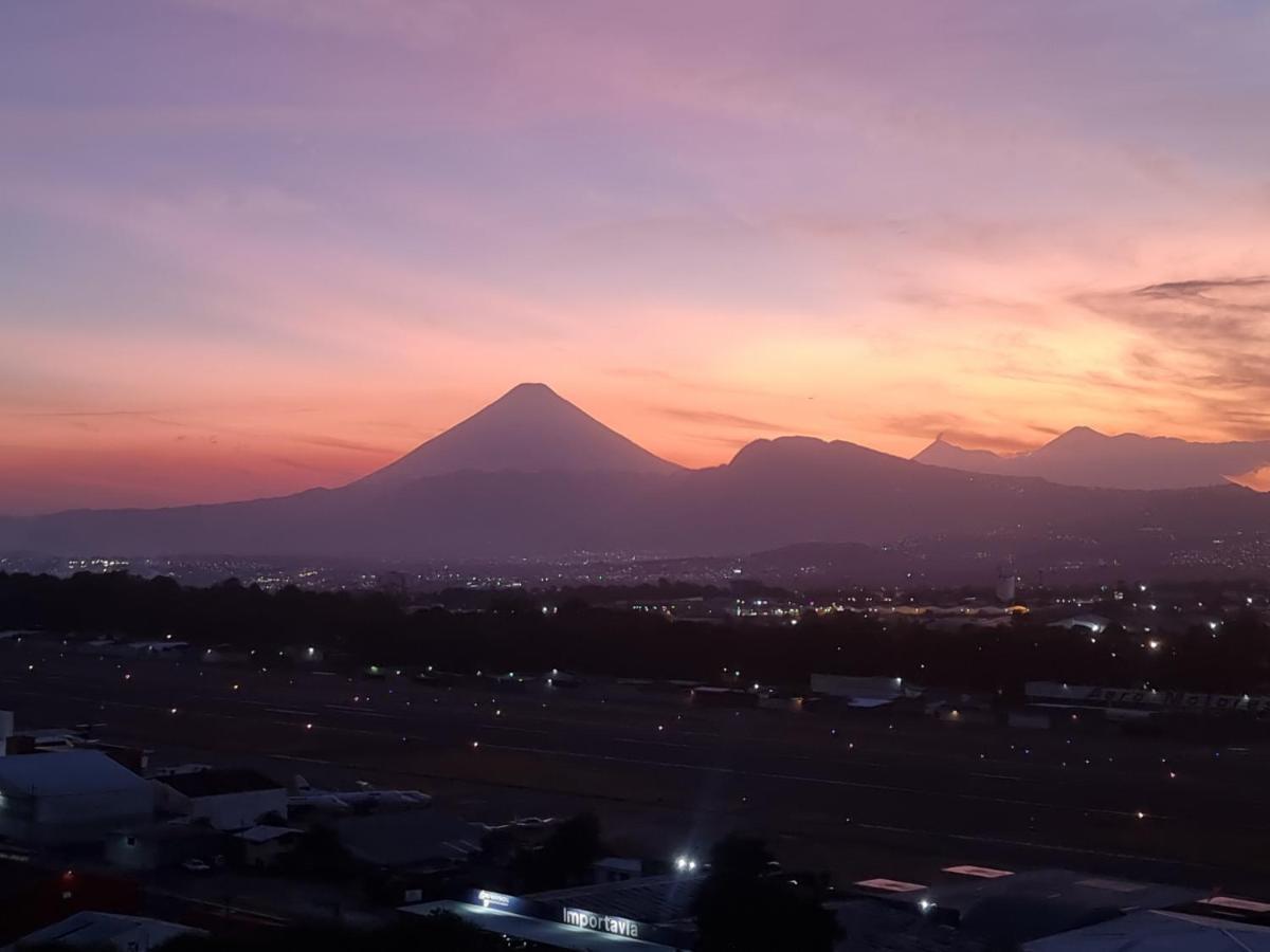 Amazing Aircrafts Views In Front Of Airport Lägenhet Guatemala City Exteriör bild