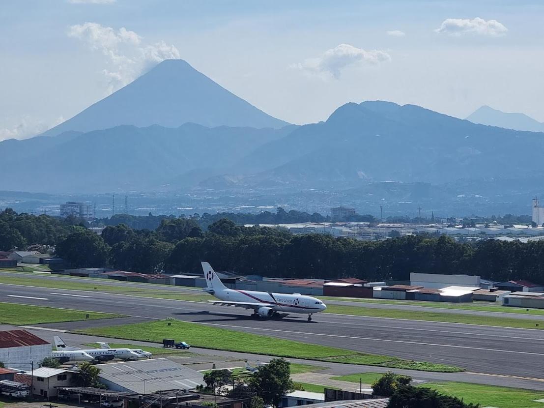 Amazing Aircrafts Views In Front Of Airport Lägenhet Guatemala City Exteriör bild