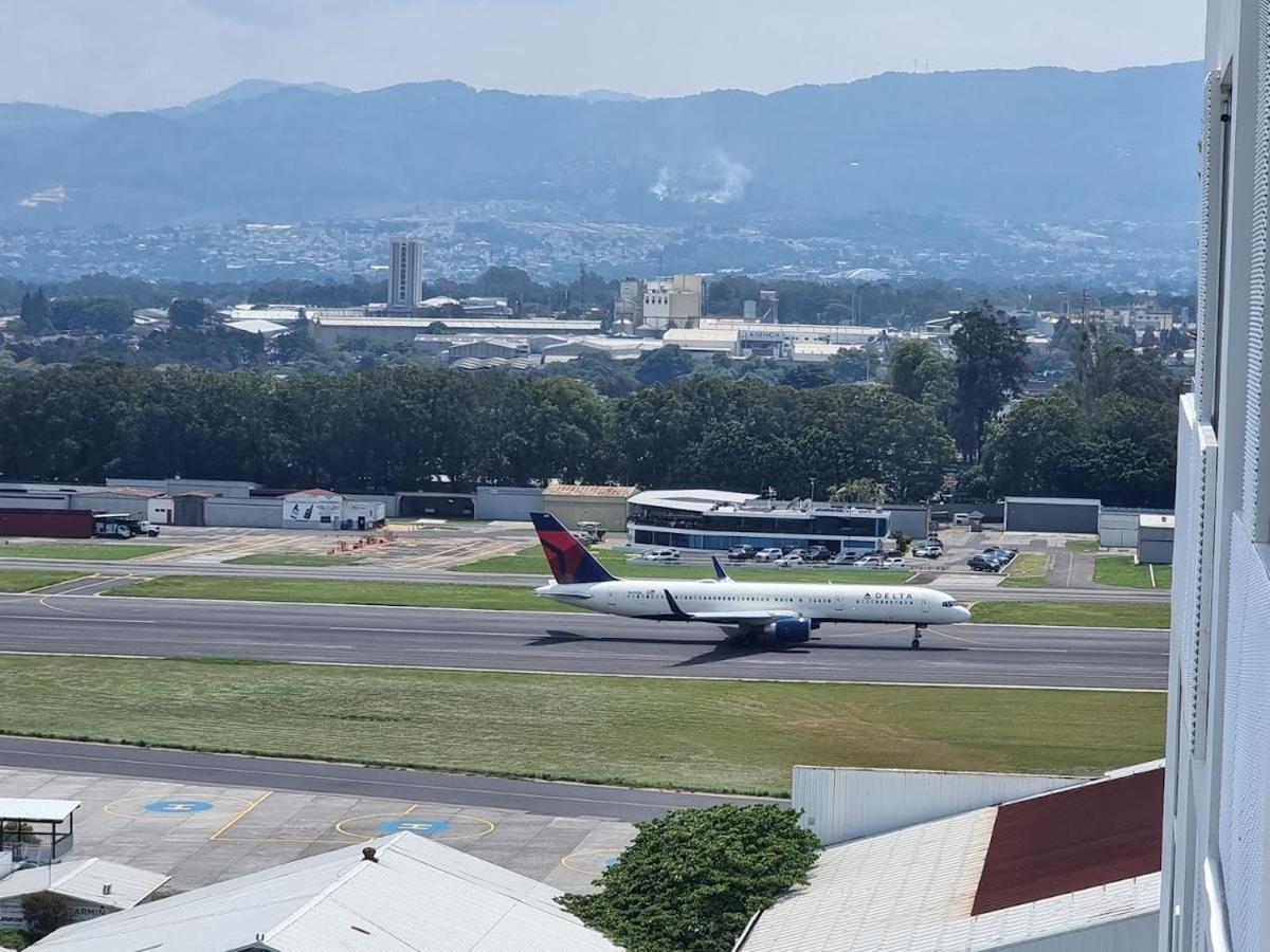 Amazing Aircrafts Views In Front Of Airport Lägenhet Guatemala City Exteriör bild