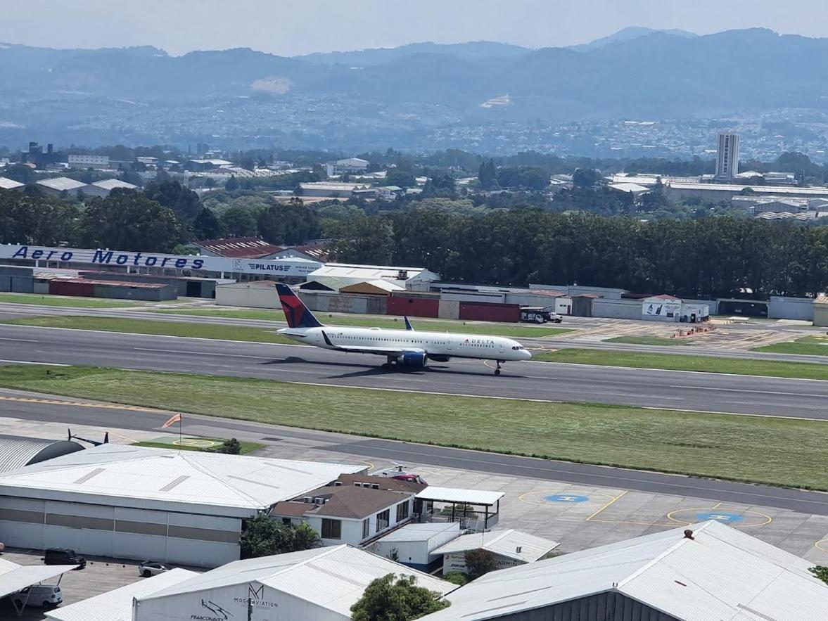 Amazing Aircrafts Views In Front Of Airport Lägenhet Guatemala City Exteriör bild