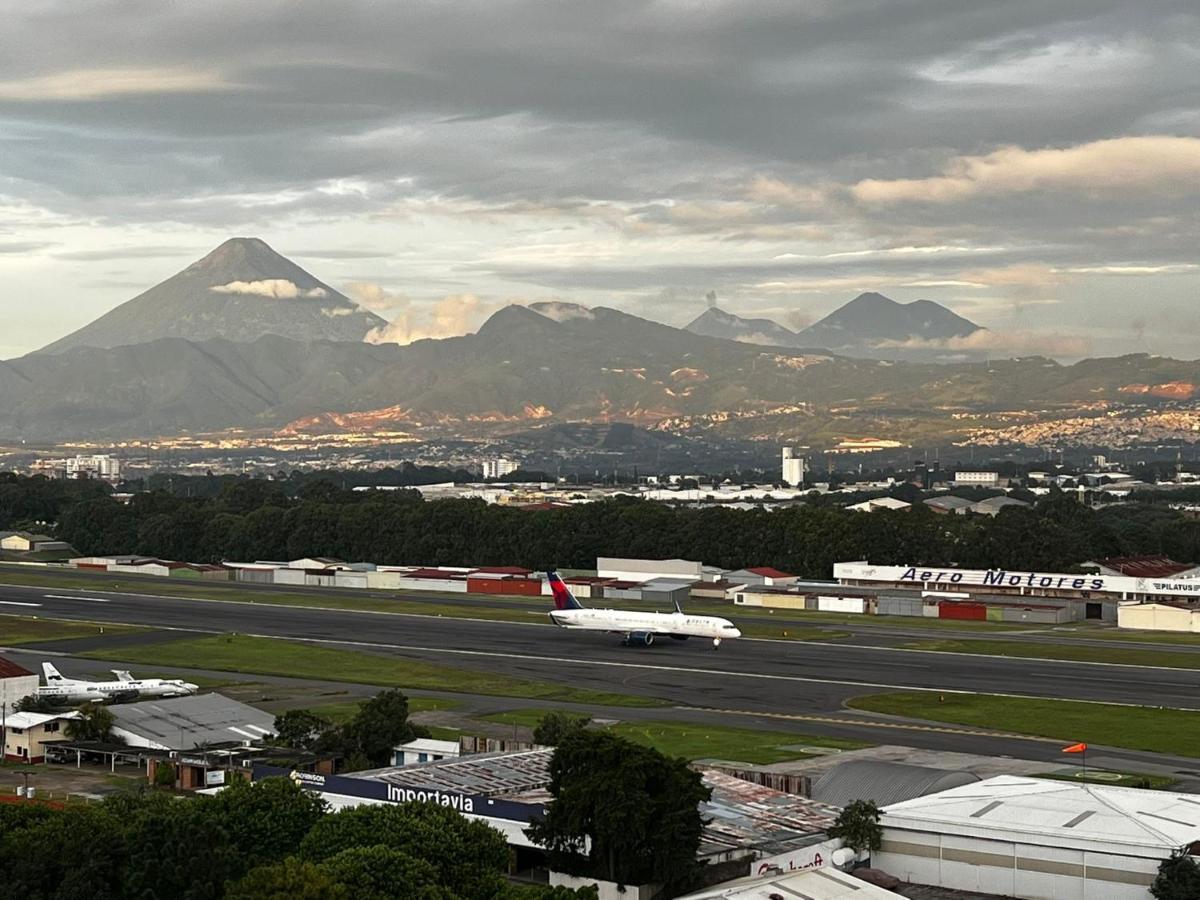 Amazing Aircrafts Views In Front Of Airport Lägenhet Guatemala City Exteriör bild